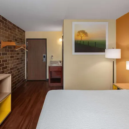 Days Inn By Wyndham Rockford I-90 Walking Distance To Casino
