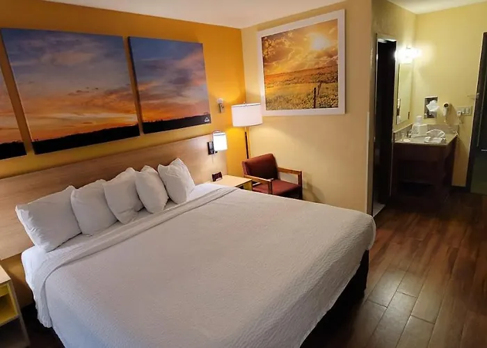 Days By Wyndham I-90 Walking Distance To Casino Hotel