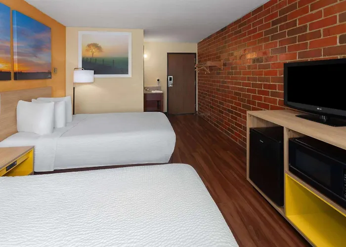 Hotel Days By Wyndham I-90 Walking Distance To Casino Rockford