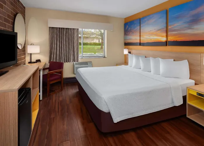 Hotel Days By Wyndham I-90 Walking Distance To Casino Rockford