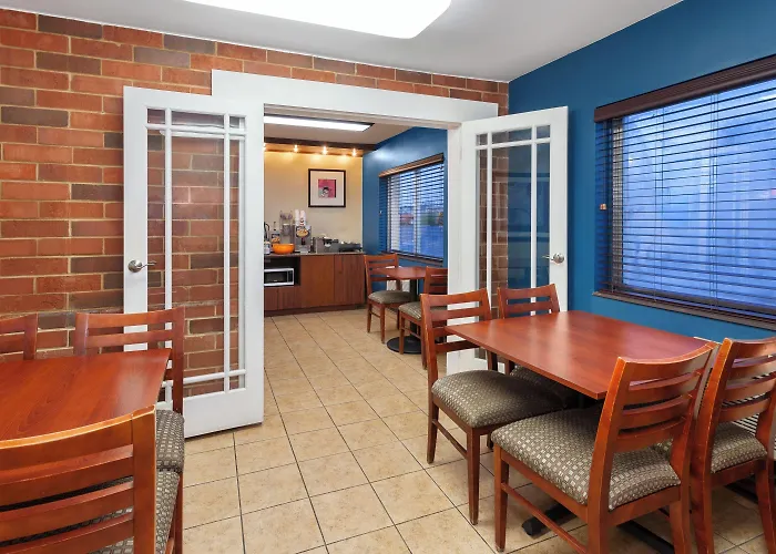 Days By Wyndham I-90 Walking Distance To Casino Hotel Rockford