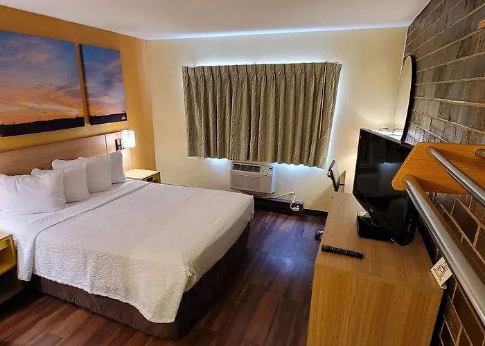 Days By Wyndham I-90 Walking Distance To Casino Hotel