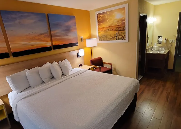 Hotel Days By Wyndham I-90 Walking Distance To Casino Rockford