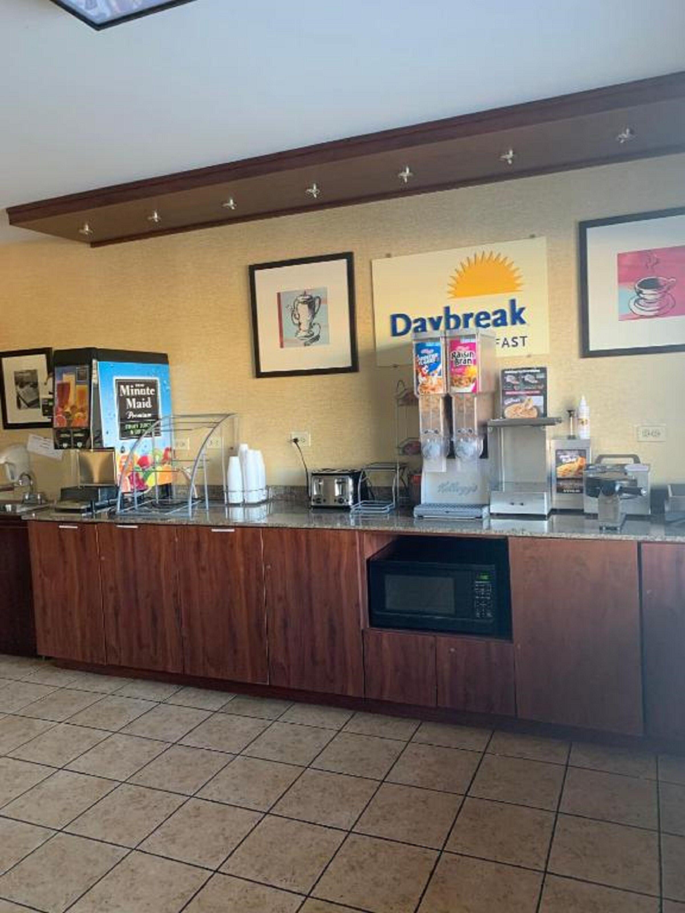 DAYS INN BY WYNDHAM ROCKFORD I-90 WALKING DISTANCE TO CASINO, ROCKFORD